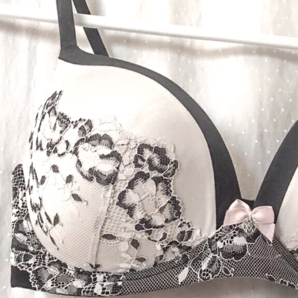 Wireless cupped bra in Black n White